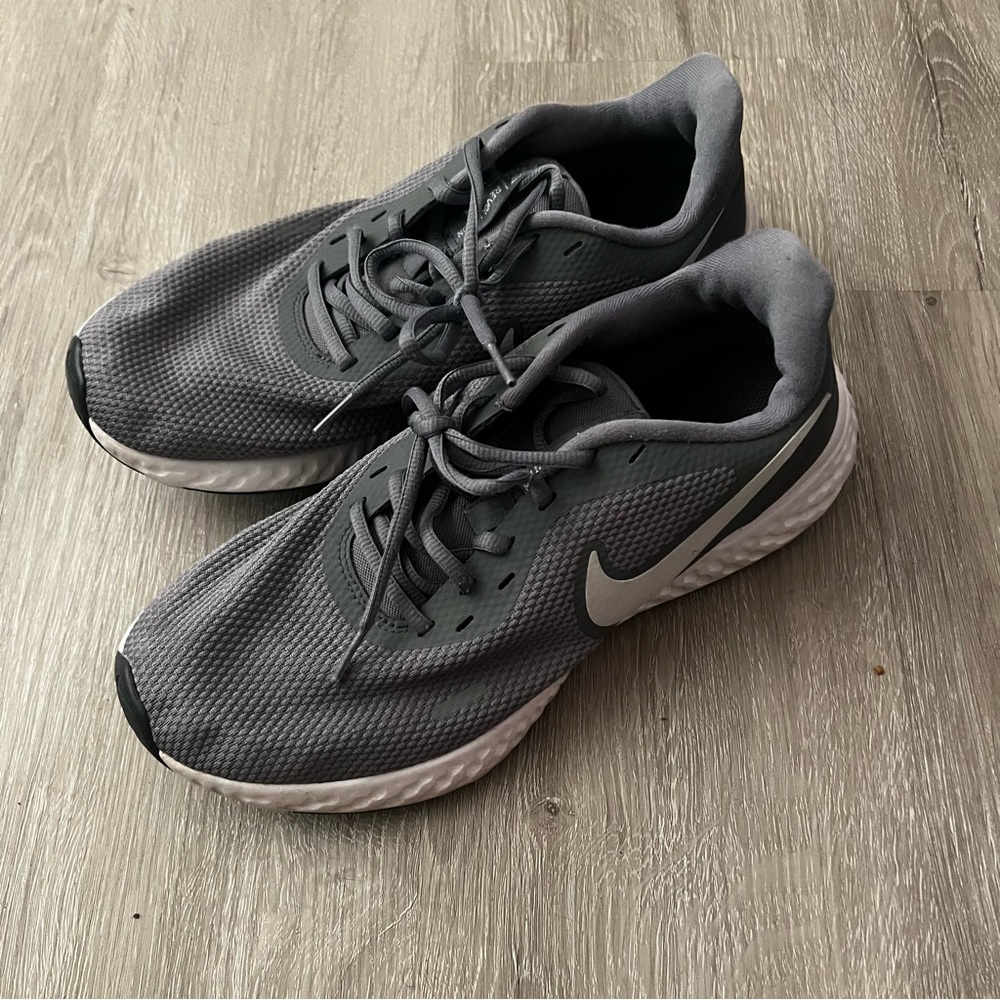 Nike Revolution Men’s Gray Running Sneakers Size 9.5